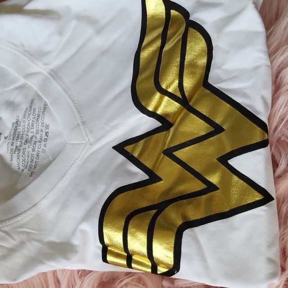 Brand New D.C. COMICS Ladies T-Shirt-S - Picture 2 of 4